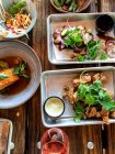 Überblick über moderne Grillgerichte auf einem Tisch — Stockfoto