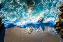 Vista aérea de las olas estrellándose en la playa - foto de stock