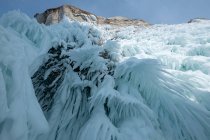 Eiszapfen hängen an Felsen, Oblast Irkutsk, Sibirien, Russland — Stockfoto