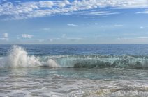 Onde che si infrangono sulla spiaggia, Perth, Australia Occidentale, Australia — Foto stock