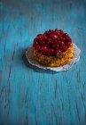 Closeup view of Raspberry and redcurrant cake — Stock Photo