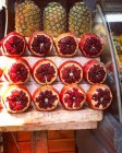 Гранат и ананасы на уличном рынке — стоковое фото