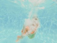 Мальчик прыгает в бассейн — стоковое фото
