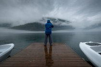 Homme prenant une photo, Geiranger Fjord, More og Romsdal, Norvège — Photo de stock