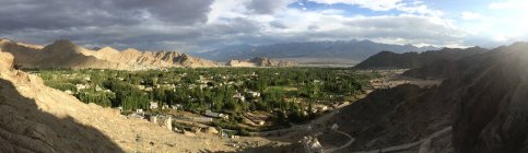 Vista panorámica del paisaje urbano, Leh, Ladakh, India - foto de stock