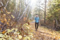 Femme randonnée à travers la forêt, Dakota du Sud, Amérique, États-Unis — Photo de stock