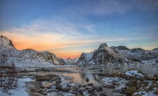 Coucher de soleil sur les montagnes, Lofoten, Nordland, Norvège — Photo de stock