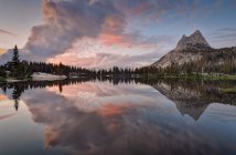 Scenic view of Cathedral Lake at sunset,  Yosemite National Park, California, United States — Stock Photo