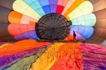 Homem preparando um balão de ar quente para decolar — Fotografia de Stock