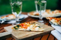 Pizza sem glúten com água infundida em hortelã — Fotografia de Stock