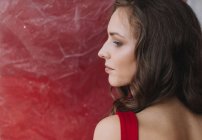 Porträt einer schönen jungen Frau mit roten Lippen — Stockfoto