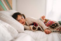 Портрет молодої дівчини на ліжку — стокове фото