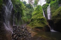 Vista panorámica de la cascada, Parque Nacional Rinjani, Lombok, Indonesia - foto de stock