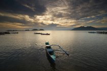 Barcos tradicionales anclados en la playa de Pototano, Sumbawa, West Nusa Tenggara, Indonesia - foto de stock