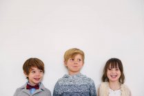Портрет трьох усміхнених дітей — стокове фото