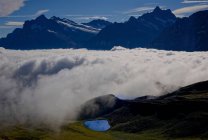 Живописный вид на облачный ковер в горах, Маннлихен, Гриндельвальд, Берн, Швейцария — стоковое фото