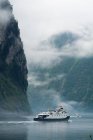 Boote fahren auf dem Geiranger Fjord im Nebel, mehr og romsdal, Norwegen — Stockfoto