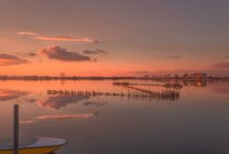 Bellissimo cielo al tramonto sul lago — Foto stock