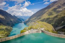 Blick auf den Bergsee in den österreichischen Alpen, Schweiz — Stockfoto