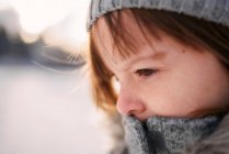 Jeune fille dehors dans le froid de l'hiver — Photo de stock