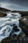 Vista panorámica de la hermosa cascada, Islandia - foto de stock