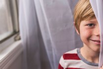 Portrait d'un garçon blond avec des taches de rousseur — Photo de stock