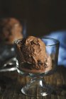 Gelato al cioccolato in tazza di vetro — Foto stock