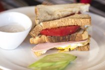 Sandwich mit Ei, Schinken und Tomaten, Nahaufnahme — Stockfoto