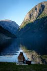 Vue panoramique de Fille assise près d'un fjord, Gudvangen, Aurland, Sogn og Fjordane, Norvège — Photo de stock