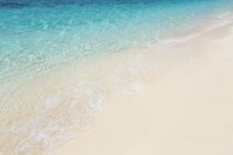 Primer plano de una playa tropical, Maldivas - foto de stock
