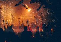 Siluetas de personas en el Festival de Correfoc, Cataluña, España - foto de stock