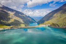 Vista sul lago di montagna nelle Alpi austriache, Svizzera — Foto stock
