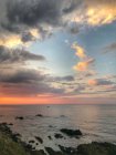 Pintoresca toma de hermoso océano en la puesta del sol - foto de stock