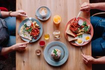 Paar isst ein Frühstück mit Ei und Speck — Stockfoto