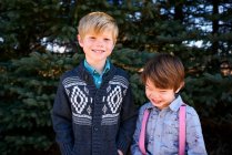 Портрет двох хлопчиків, що сміються — стокове фото