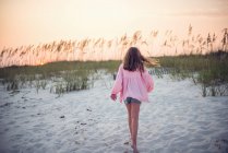Fille marche sur la plage au coucher du soleil, Floride, États-Unis — Photo de stock