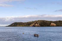 Boot vor Anker im Ozean, Mornington Halbinsel, Melbourne, Victoria, Australien — Stockfoto
