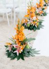 Ceremonia de boda con flores y velas en la playa - foto de stock