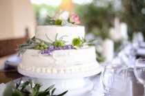 Gros plan d'un gâteau de mariage à une réception de mariage — Photo de stock