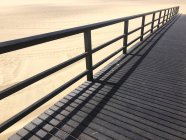 Vista panoramica del molo di legno sulla spiaggia, Portogallo — Foto stock