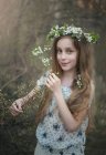 Porträt eines Mädchens mit Blumenkopf — Stockfoto