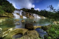 Vista panoramica della cascata Curug Dengdeng, Tasikmalaya, Giava occidentale, Indonesia — Foto stock