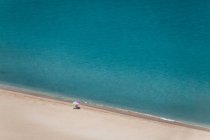 Seniorin am Strand unter einem Sonnenschirm, waimea bay, oahu, hawaii, america, usa — Stockfoto