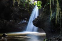 Мальовничий вид на водоспад Саранг-Валье, Tetebatu, Іст-Ломбок, Індонезія — стокове фото