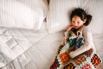 Junges Mädchen schläft auf Bett — Stockfoto