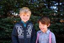 Retrato de dois meninos rindo — Fotografia de Stock