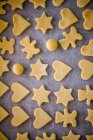 Visão aérea de biscoitos crus em uma bandeja de cozedura — Fotografia de Stock