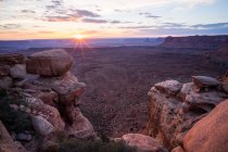 Coucher de soleil sur le désert de Moab, parc national des Canyonlands, Utah, Amérique, USA — Photo de stock
