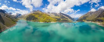 Вид на горное озеро в австрийских Альпах, Швейцария — стоковое фото