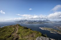 Vista de Mt. Middagstinden, Vestvagoy, Nordland, Noruega — Fotografia de Stock